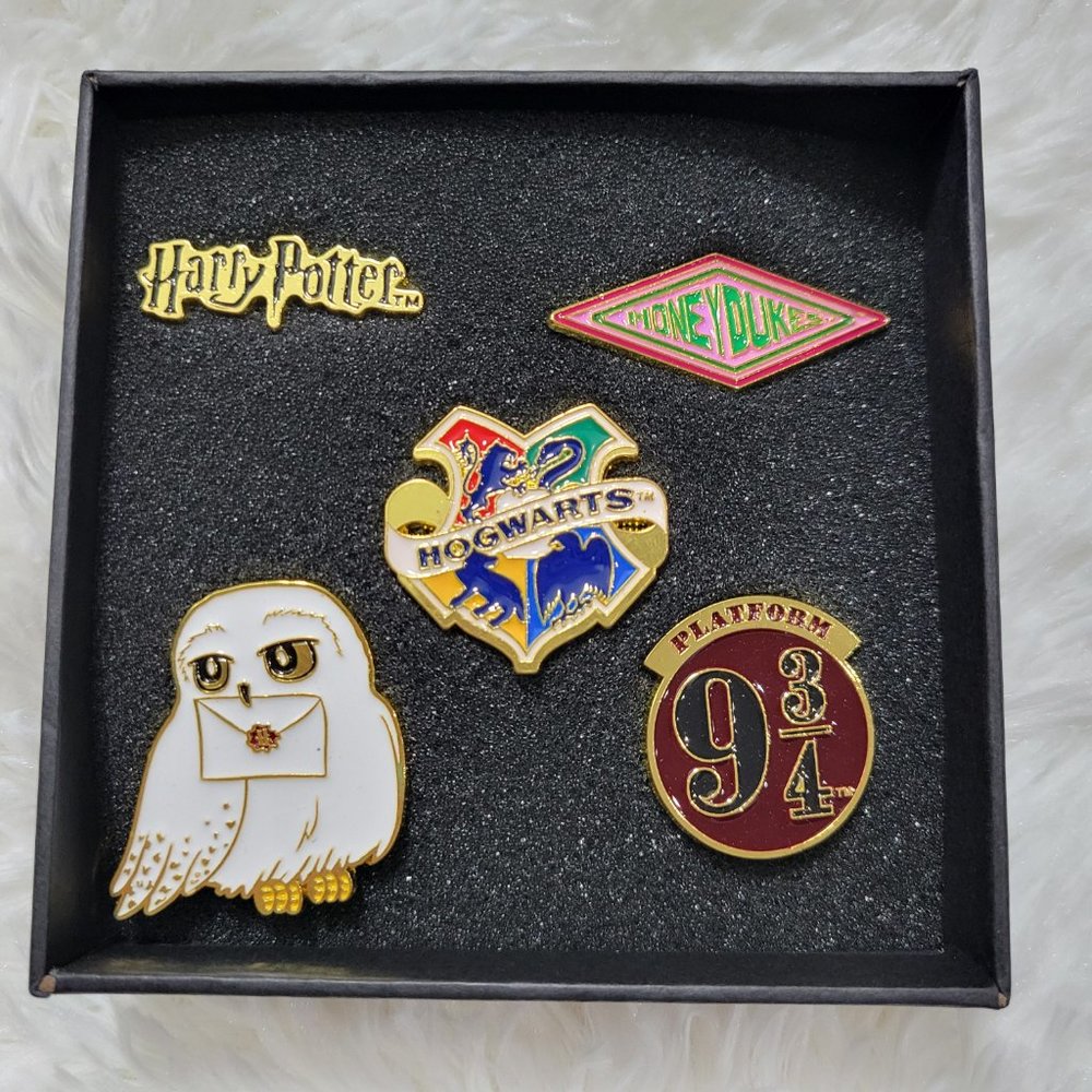 Harry Potter Pin Set - Picture 4 of 8